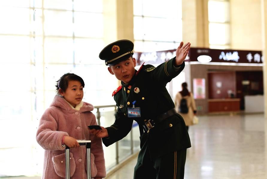 给春节旅途归家的人温暖，他们是最可爱的人，致敬我们的中国军人