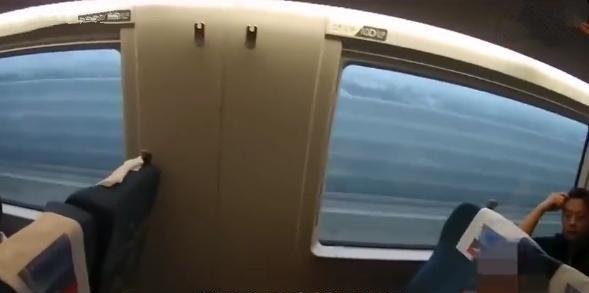 高铁霸座女称我想坐哪就坐哪,铁警:那你去坐