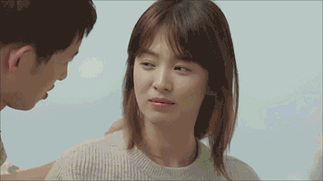 后来,上天眷顾,宋仲基终于和女神合作了那部大撒狗粮的《太阳的后裔