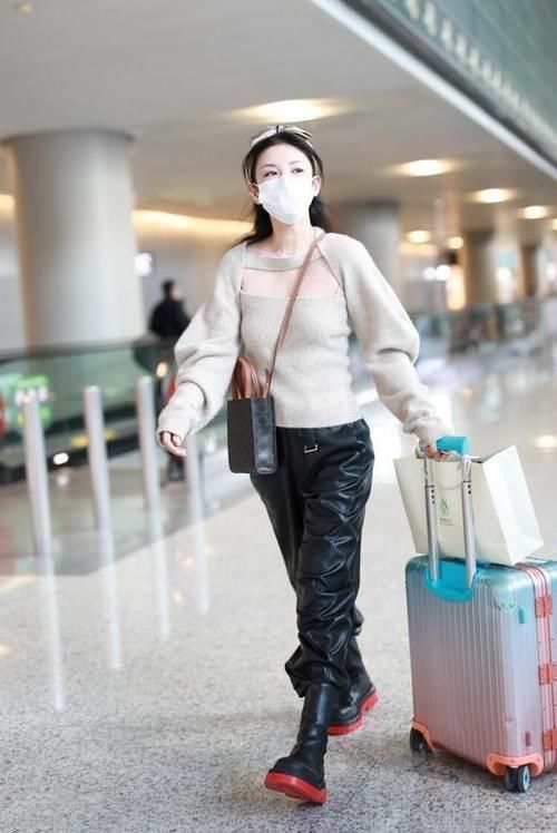 被黄奕美哭了！这么大胆的镂空毛衣都敢穿，性感摩登不失少女感