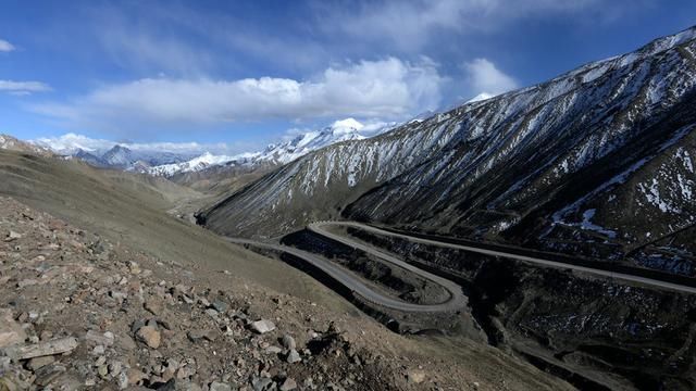 新藏公路，风景绝美，全世界海拔最高的公路，你敢挑战吗？