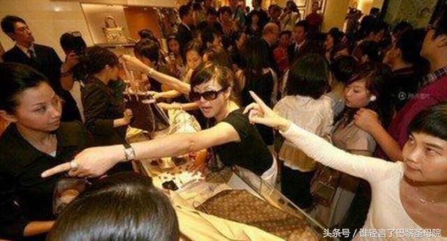 国内大妈去日本旅游，疯抢便宜货，结账时服务员破口一句惹众怒