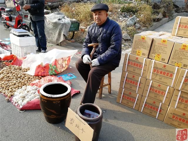 农村赶大集，农民大爷亏本卖坛子和水筲，咋回事？
