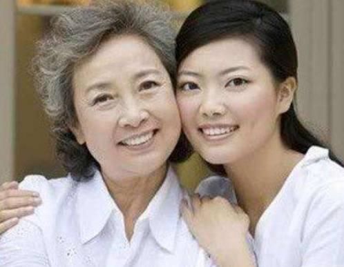 我和继母女儿同时结婚,继母给她10万嫁妆,给我一棉袄,穿上我懵