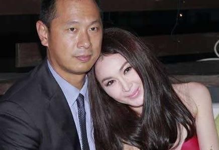因太美15岁被星探挖掘，嫁豪门17年后离婚，富豪前夫满世界追她复合