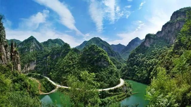 浮戏山雪花洞风景名胜区位于郑州市西南40公里的巩义市新中镇境内,区内有景点126处,游览面积125平方公里。景区分为七个部分:主要自然与人文景观126处。总体特色为:峰险泉碧、幽静深邃、寨古洞奇,中原第一。以其山清水秀,寨古洞奇的自然人文景观获中原小桂林之称。