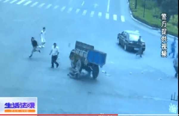 惊人!无证机动三轮驾驶员闯红灯撞车,翻车后遭