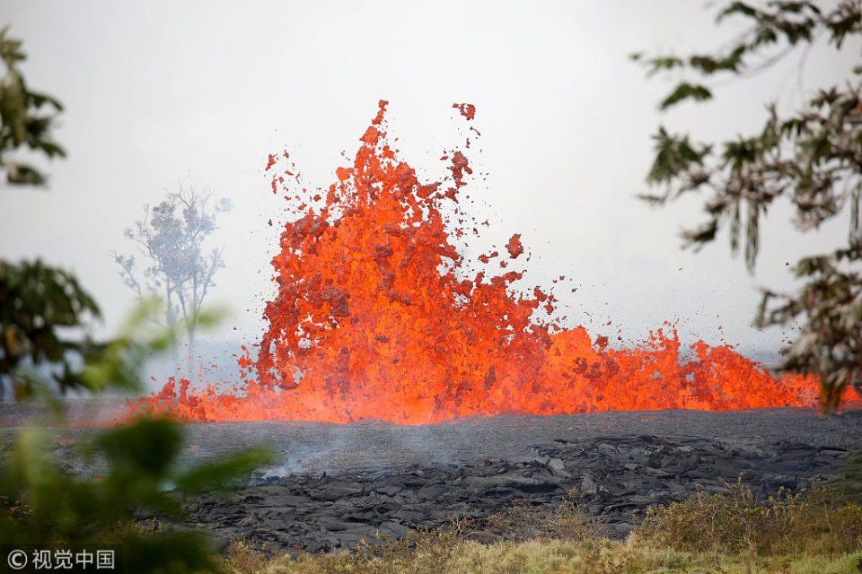 夏威夷火山持续喷发 炽热熔岩喷涌而出