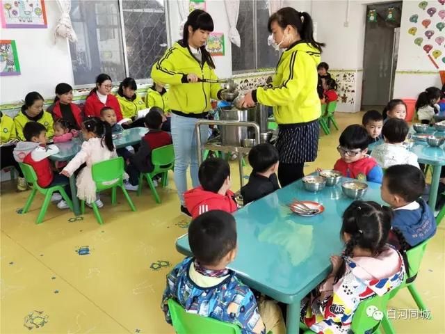 白河县幼儿园开展保育教师午餐护理观摩研讨活