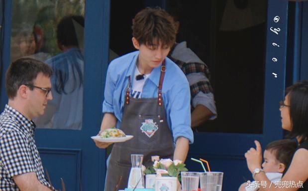 身价两亿的王俊凯中餐厅当服务员,被顾客给小费后开心到飞起?_【快资讯】