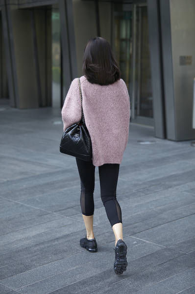 王智最新街拍曝光简单搭配清爽显气质!_【今日