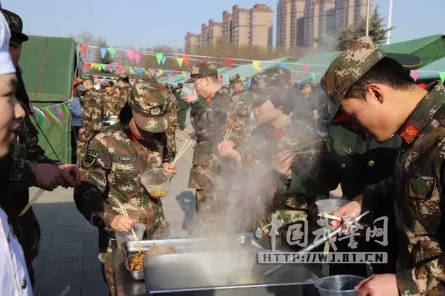 军营“美食一条街”,官兵吃啥都免费 “摊位”口味多好吃