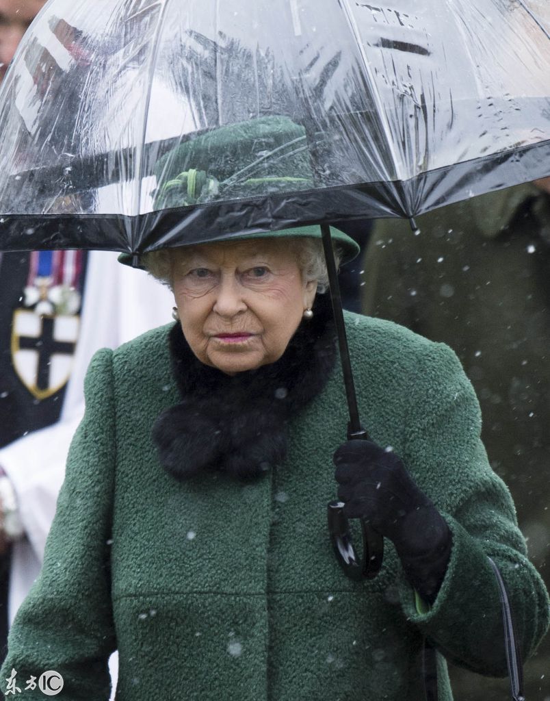 下雨天也要优雅，英国女王伊丽莎白二世独自打伞，两才女公主陪同_【快资讯】