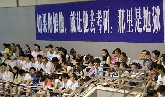 考研女生刷题刷出新高度:一手啤酒一手考研题