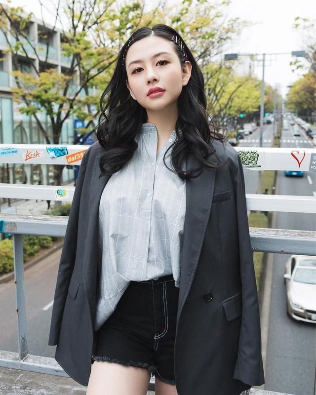 邱淑贞女儿越来越美,晚会造型港味十足,与妈妈如同复制粘贴