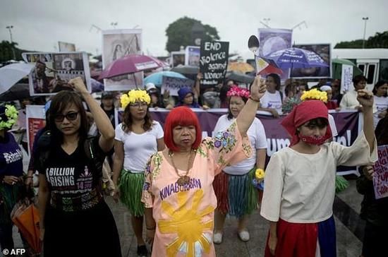 千名菲律宾女性上街游行 高喊\＂杜特尔特害怕女人\＂