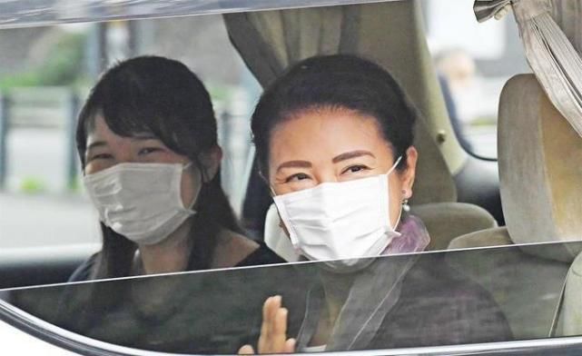 日本天皇一家乘车去皇宫，18岁爱子公主面容丰盈，半年内首度亮相