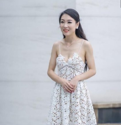 语笑嫣然的小姐姐,一条白色吊带连衣裙,时尚优雅女性风采 皇家娱乐赌场在线