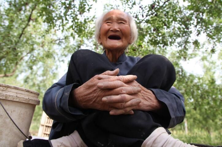 农村87岁老人在枣园当保安,一天上岗13个小时吃坐在地头!