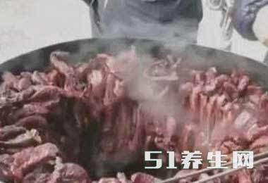 大叔集市上烤大桶“牛肉干”：客人都排队抢着买