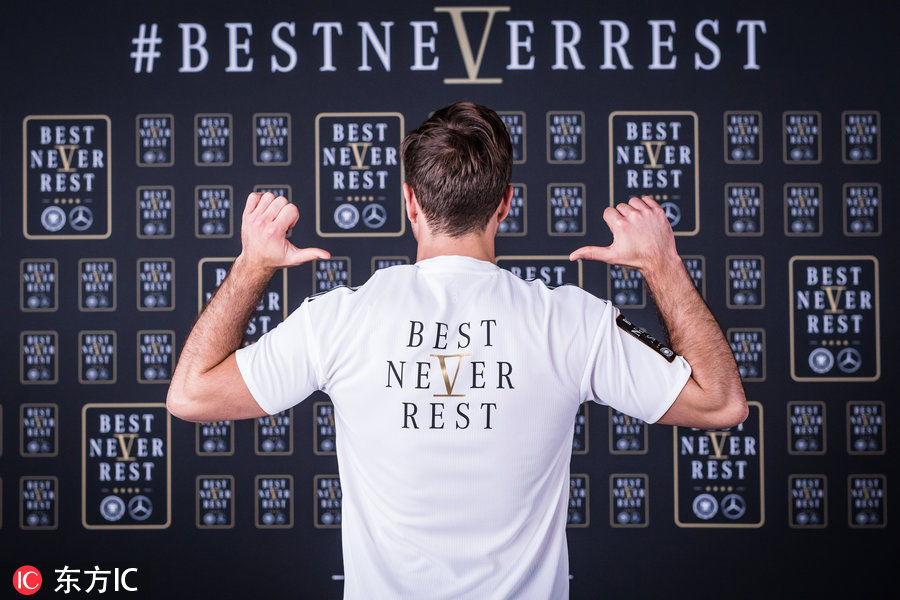 活泼的大眼!德国国家队拍摄广告 厄齐尔元气十