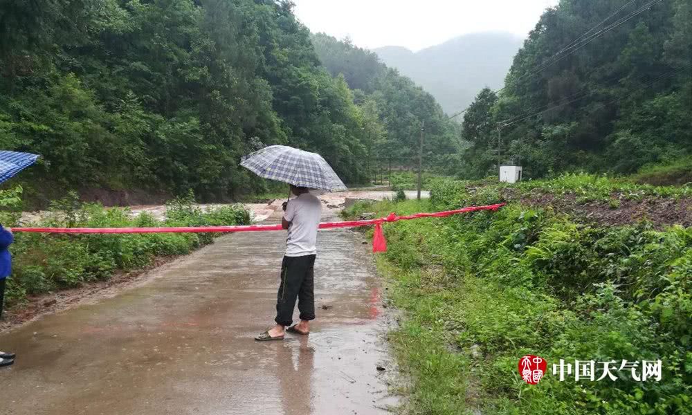 四川遭遇暴雨 多地出现灾情