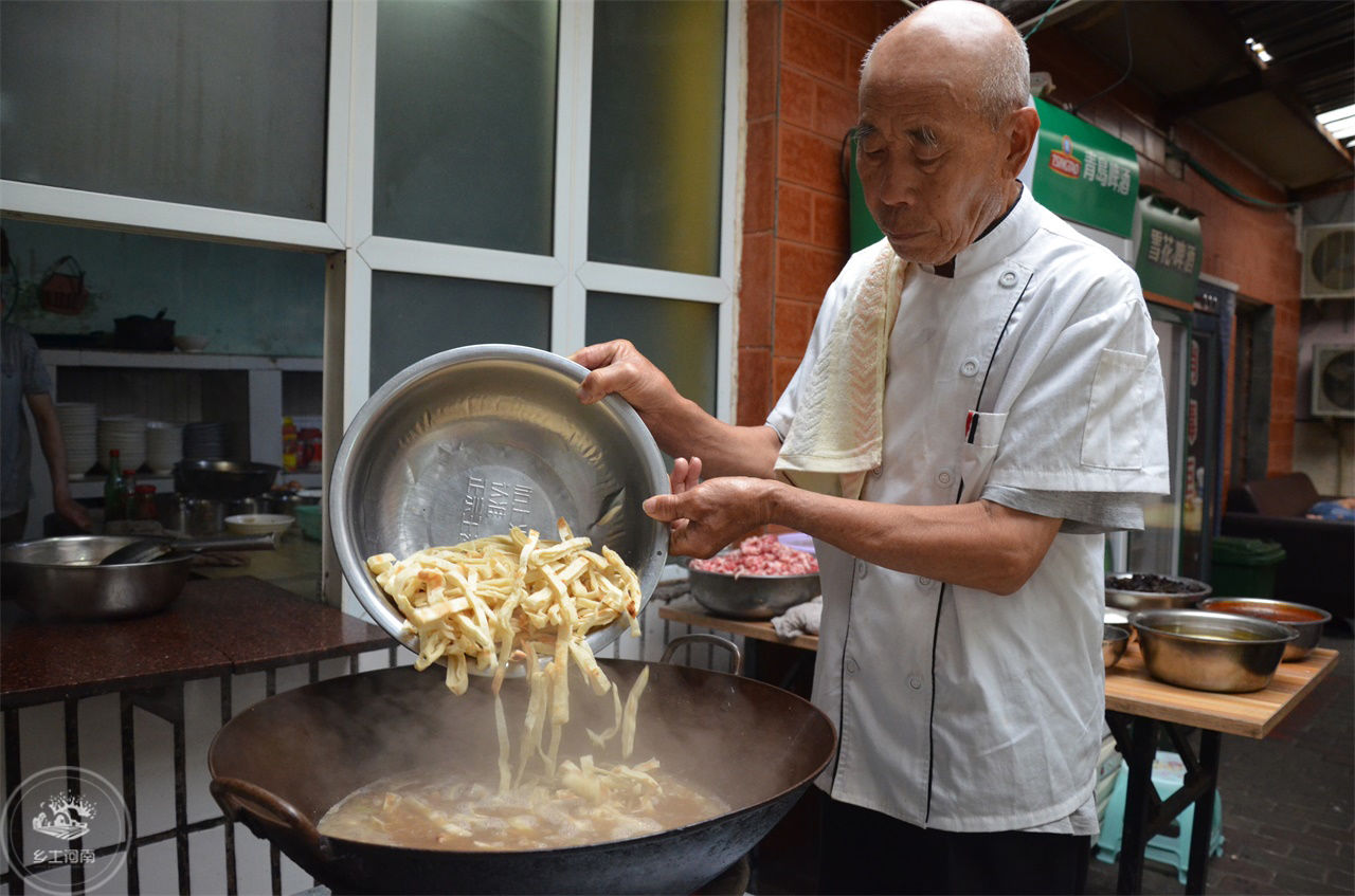 河南七旬老人40年专做这碗饭，十二块钱一碗，一天能卖400碗