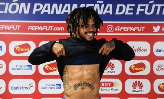 本届世界杯最重量级队长!撸上衣炫腹 萌到爆炸