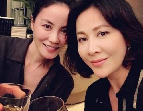 王菲打麻将太可爱了 刘嘉玲哄她开心点炮 张国