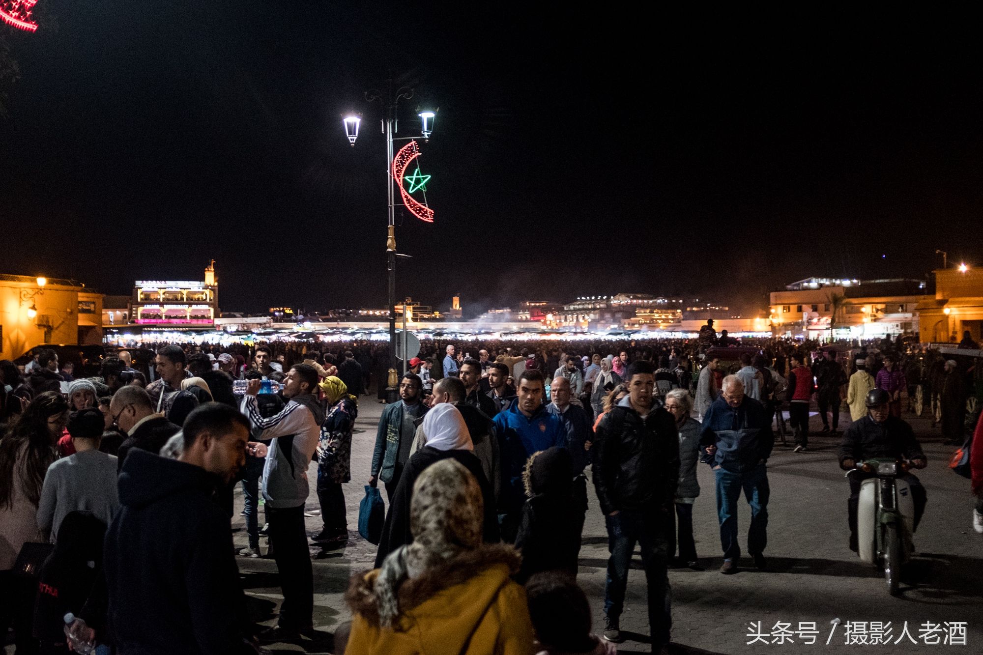 非洲夜市实拍，一群人围在一起不知干什么，看到中国游客马上要钱