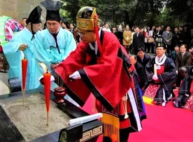 重庆发现一座墓地，三万韩国人都认墓主是祖宗，如今每年都来祭拜