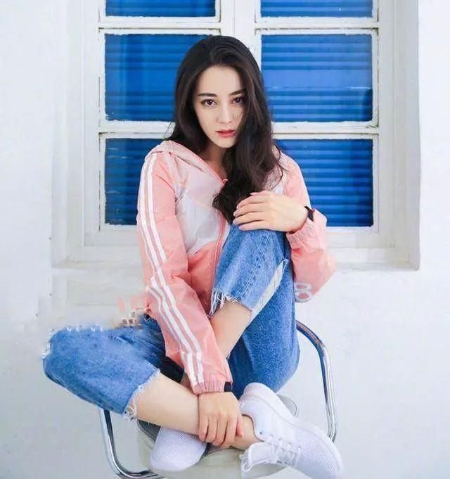 关晓彤学迪丽热巴拍照姿势,两人一对比,立马现原形!