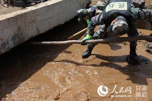 定西市组织七县区民兵奔赴岷县救灾