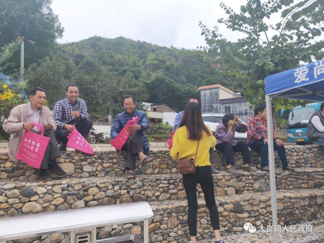 政务动态 | 大崀镇结合徒步活动开展扫黑除恶大
