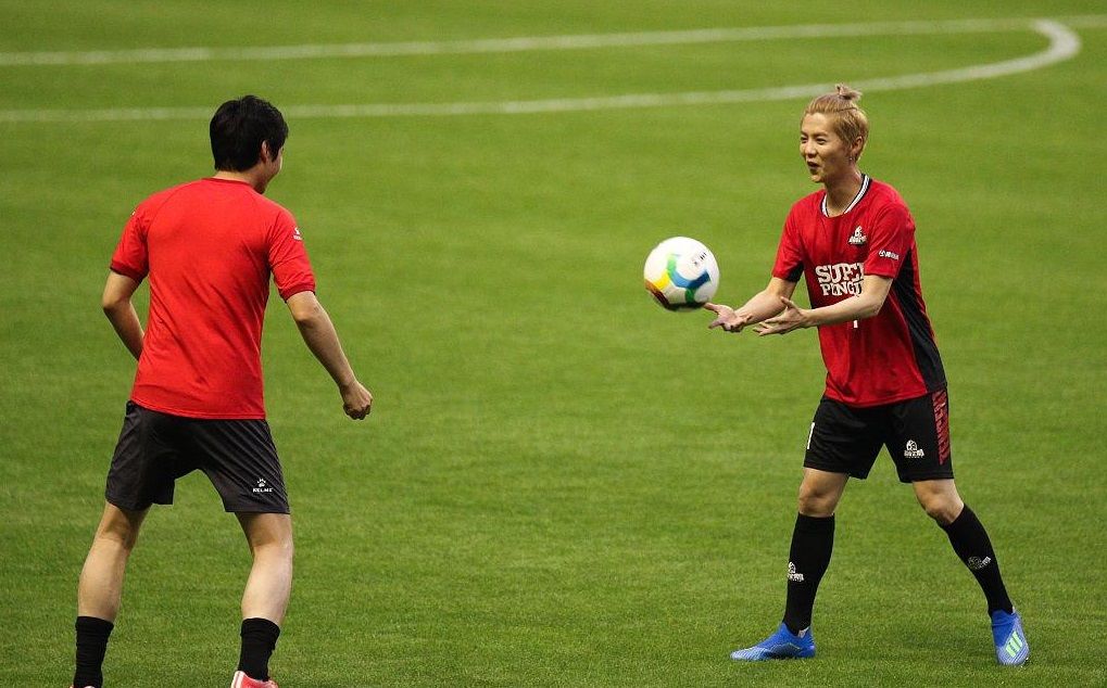 鹿晗参加足球名人赛 扎小辫子合掌致谢观众