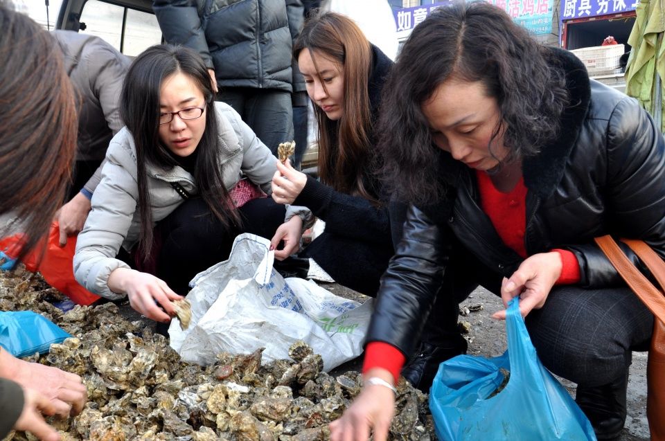 青岛早市 海鲜5块钱一斤 两“嫚”扛着麻袋装 这是要吃到年初几呀