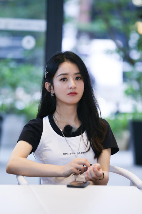 赵丽颖造型师点赞力挺杨幂：她的各方面成绩远超赵丽颖