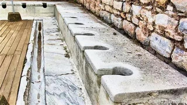 史上最早的坐式公厕，贵族富人专用，冬天要让穷人把厕所捂热