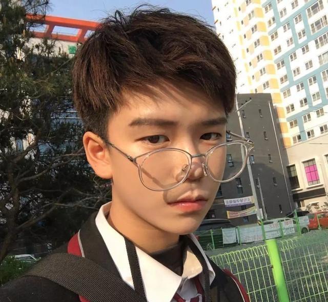 长脸男适合戴什么眼镜,长脸男适合戴什么眼镜框