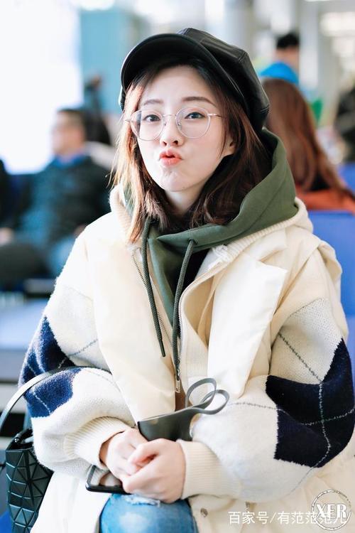 冯提莫真给矮个子长脸,穿长款羽绒服配九分裤