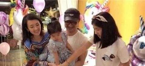 真怀了?40岁章子怡疑怀二胎,近照孕肚明显!网