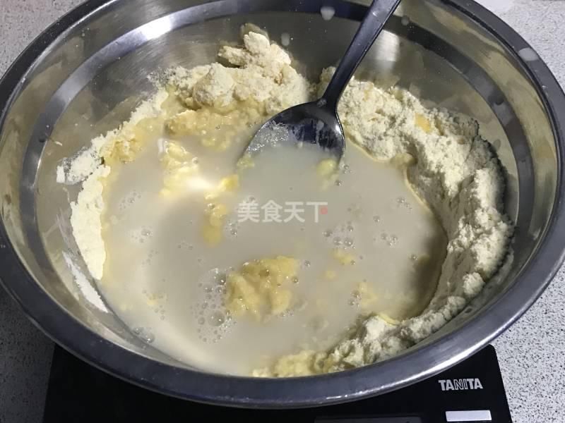 用电饭煲的“煮饭”模式做发糕，切记锅里要倒扣一个碗!