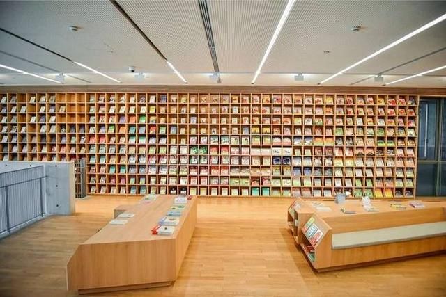 高晓松的诗和远方，大概就是晓书馆的模样