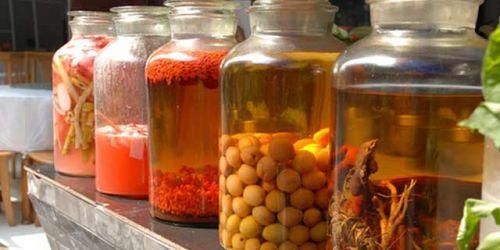 不要小瞧民间小偏方,用2种树枝切片泡酒,80岁