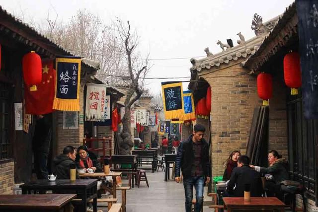 作为周秦汉唐以来的典型封建文化地区,袁家村地区元始文化十分丰厚,不仅古代原始文化的遗址特别多,古老的神话传说也非常多,古代神话中的女娲、黄帝、炎帝、姜原,后稷的故乡均在这里,夸父追日、杜康造酒、仓颉造字,俗话说"南方的才子,北方的将,咸阳塬上埋皇上",这块黄河文化的摇篮,成为国内外瞩目和向往的陕西民俗文化代表性地区。