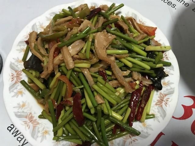 回农村过年，婆婆做了一大桌年夜饭，最先光盘的居然是最后一道菜