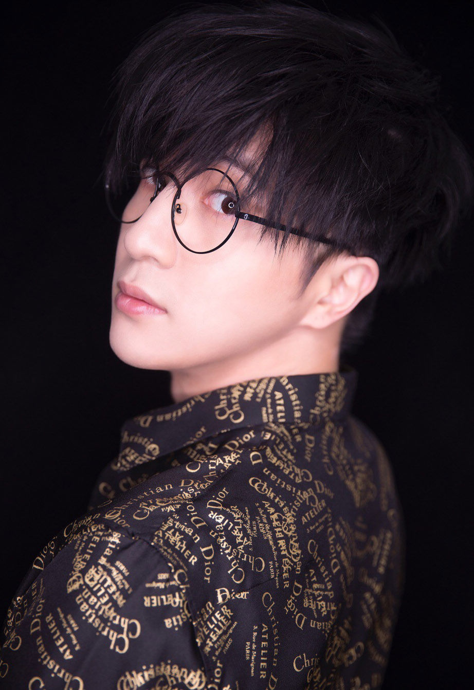 久等了!薛之谦帅气高清写真图,尽显男人魅力 你