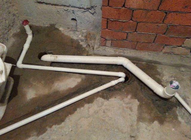 马桶位置不合适，我在楼板重新打了个洞，却被楼下业主投诉！气炸