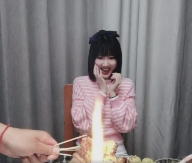 毛晓彤直播烧烤翻车，粉色横纹毛衣甜美动人，演绎秋季柔美风尚