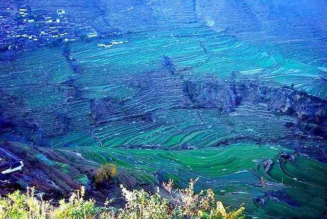 中国最奇特的石头城，108户村民共居完整岩石上！